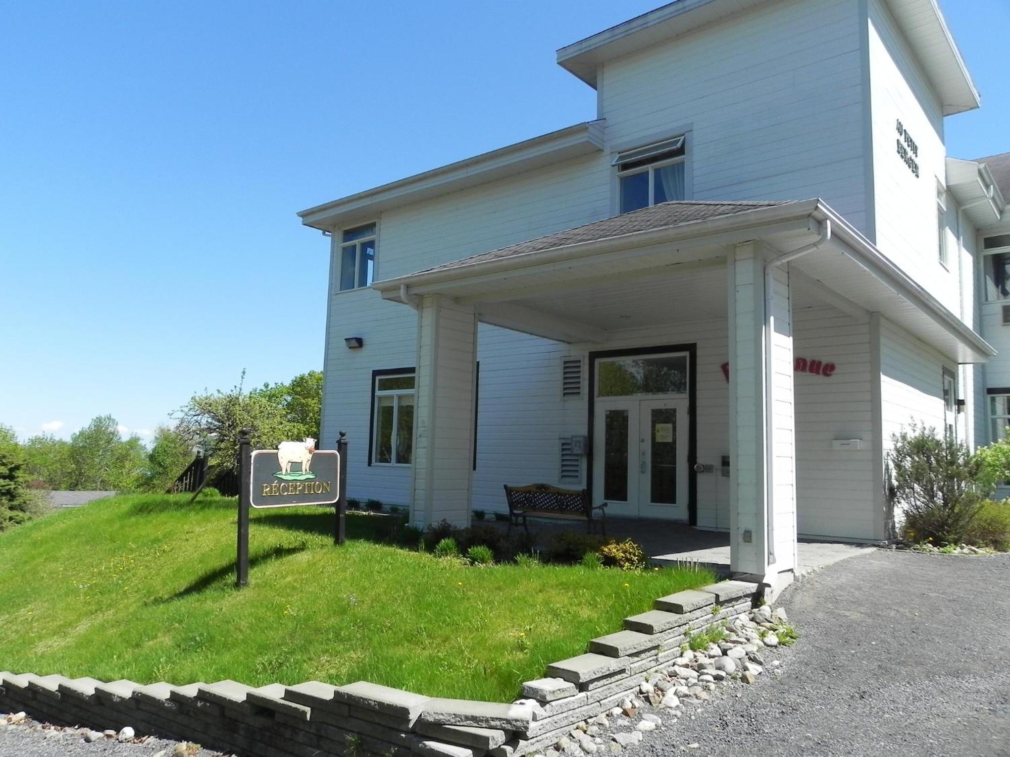 Hotel Au Petit Berger La Malbaie Exterior photo